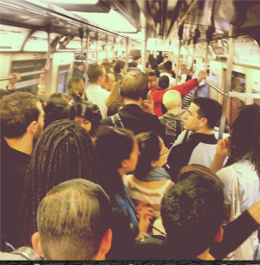 1300 Menschen saßen Freitag im Feierabend-Verkehr im F-Train fest. Foto: gatsdee/Instagram