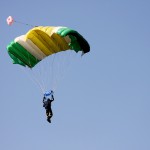 Fallschirmspringer überleben Zusammenstoß in 4000 Metern Höhe
