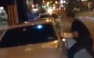 Hayden H. versuchte die Scheibe eines Autos zu zerschlagen, in dem die Frau des Polizisten saß. Foto: YouTube