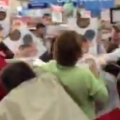 Kunden streiten sich in einem Walmart  um die Produkte. Foto: You Tube