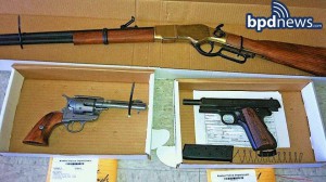 Einige der sichergestellten Waffen @ Boston Police Department