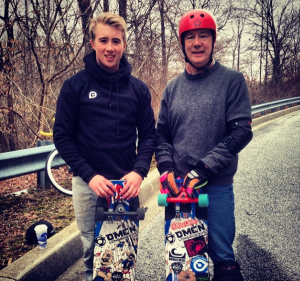Loewen (links) mit seinem Vater und ihren Skateboards © Instagram