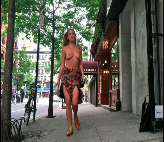 Scout Willis, die barbusig in New York protestierte, weil sie auf Instagram keine Brustwarzen zeigen darf. Foto: Willis/Twitter