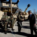 Ein Bild vom Armee-Stützpunkt Fort Hood. Zu sehen ist der damalige US-Präsident George Bush. Jetzt wird einem Offizier vorgeworfen, dort einen Prostituiertenring geführt zu haben. Foto: Eric Draper/White House